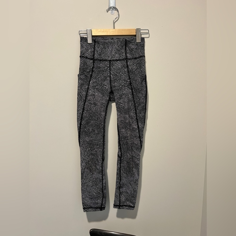 Lululemon Time To Sweat Crop *23" Free Spirit Alpine White Black size 2 - Picture 6 of 7